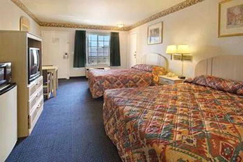 Queens Inn Anaheim 2*,  United States